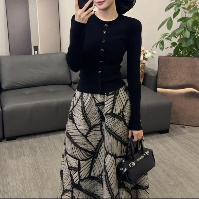 

2025 Autumn/Winter Commuter Fashion: Versatile Round Neck Long Sleeve Top & High Waist A-Line Skirt Set for Women S