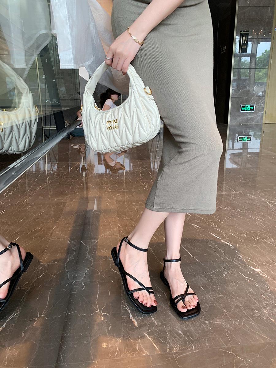 

Yuanlitong women s shoes holiday style~ Korean blogger style square head cross strap cover toe flat bottom sandals women s summer 35