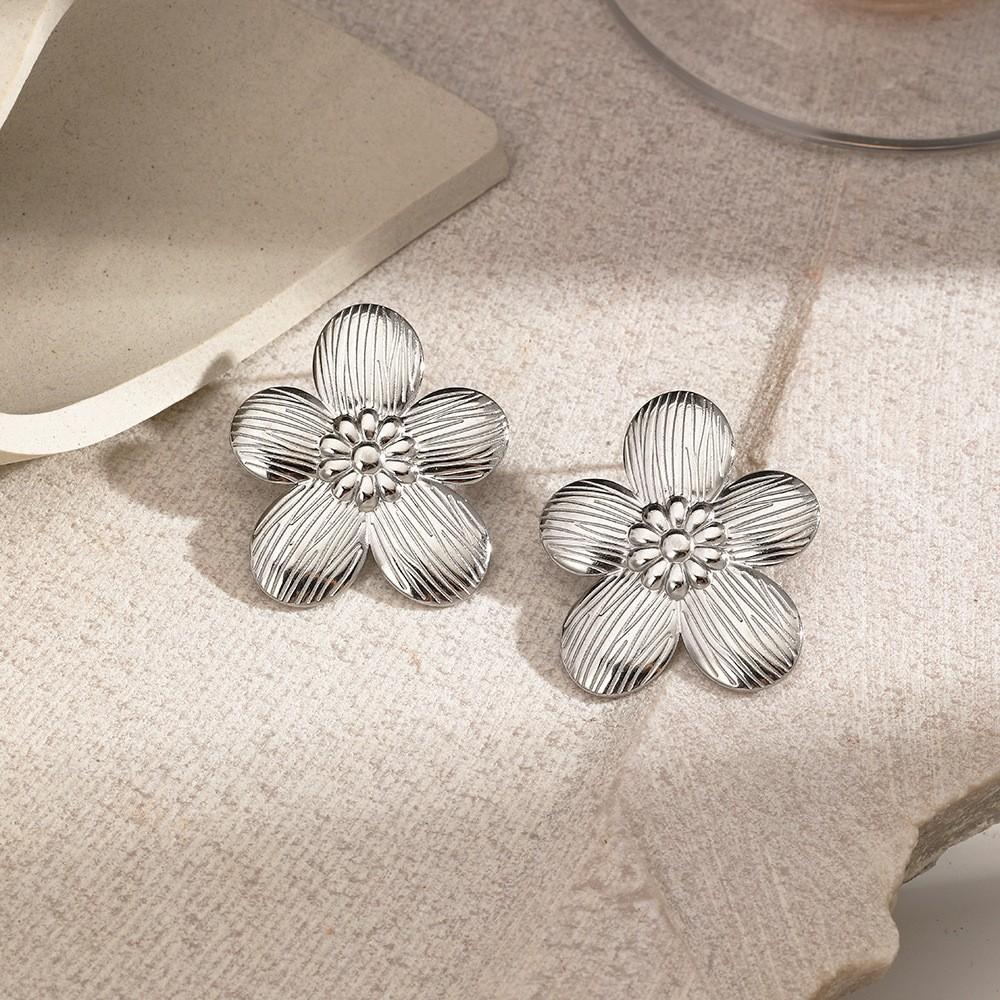 European and American exaggerated personality pleated texture flower titanium steel stud earrings, retro design sense gold five-petaled flower 