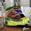 Atmungsaktive und warme Flanelldecke mit Aufdruck einer brasilianischen Fußballlegende, ein stilvolles Geschenk für Zuhause, geeignet für Zuhause, Büro und als Tagesdecke. 15a133