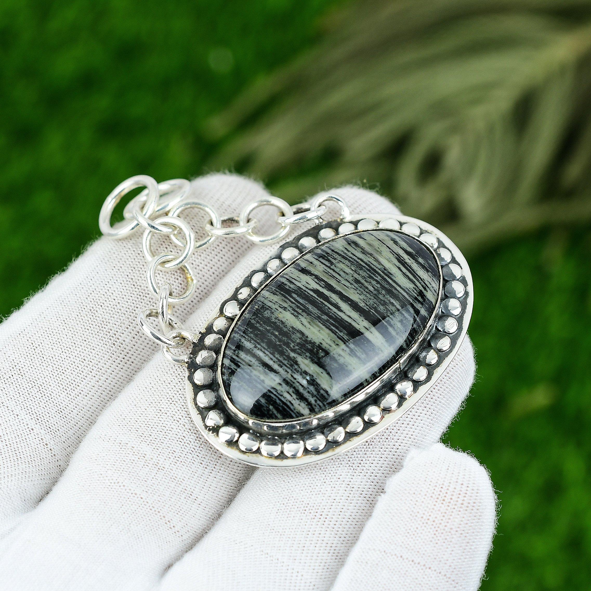 

Подарок для нее Подвеска из серебра 925 пробы с натуральным серебристым яшмовым самоцветом в форме листа