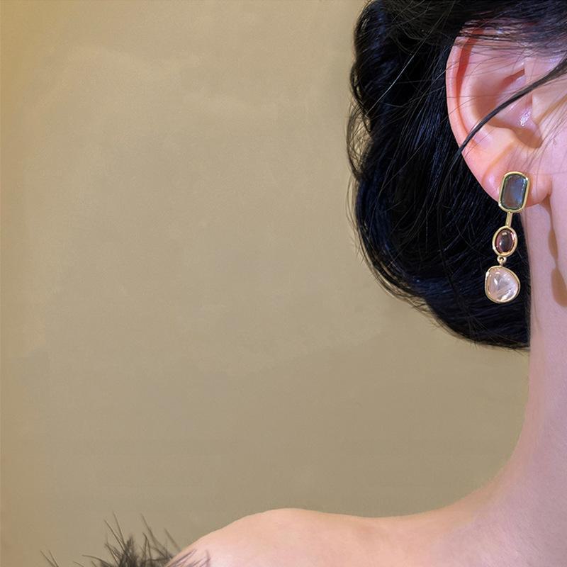 French Retro Asymmetric Cat's Eye Stone Earrings with S925 Silver Needle - Light Luxury Style