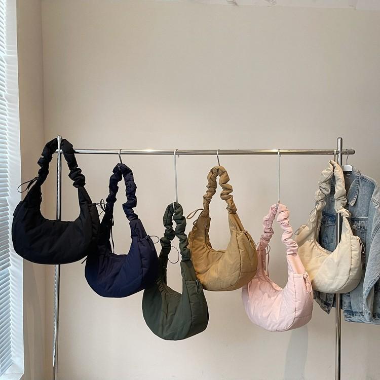 Gefaltete Knödeltasche Damen Sommer neu trendige Mode leichte Wolkentasche lässige Pendler Achsel-Umhängetasche