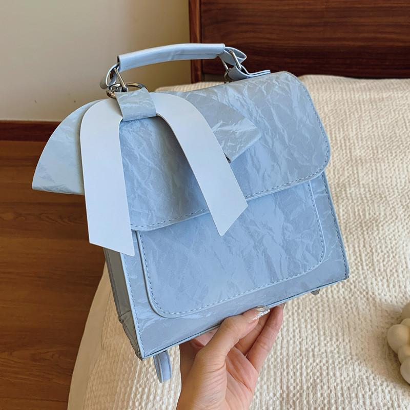 

Стильный и модный рюкзак для женщин в синем, розовом, серебристом и кремовом цветах, идеально подходящий для летней повседневной одежды. синий