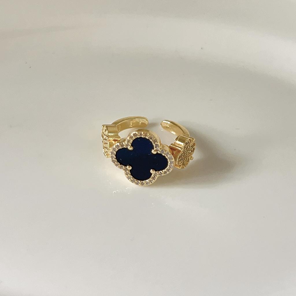 A niche high-end light luxury four leaf clover zircon ring for women with retro style and adjustable opening