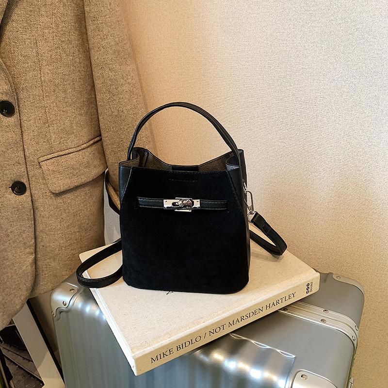 

Осенне-зимняя женская портативная сумка-ведро 2025 новая универсальная модная в иностранном стиле изысканная для работы нишевого дизайна на плечо чёрный