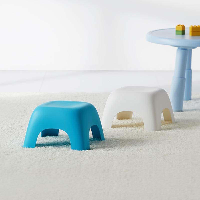 Rutschfester, robuster 4-beiniger Kunststoffhocker für Kinder für Badezimmer und zum Schuwechseln
