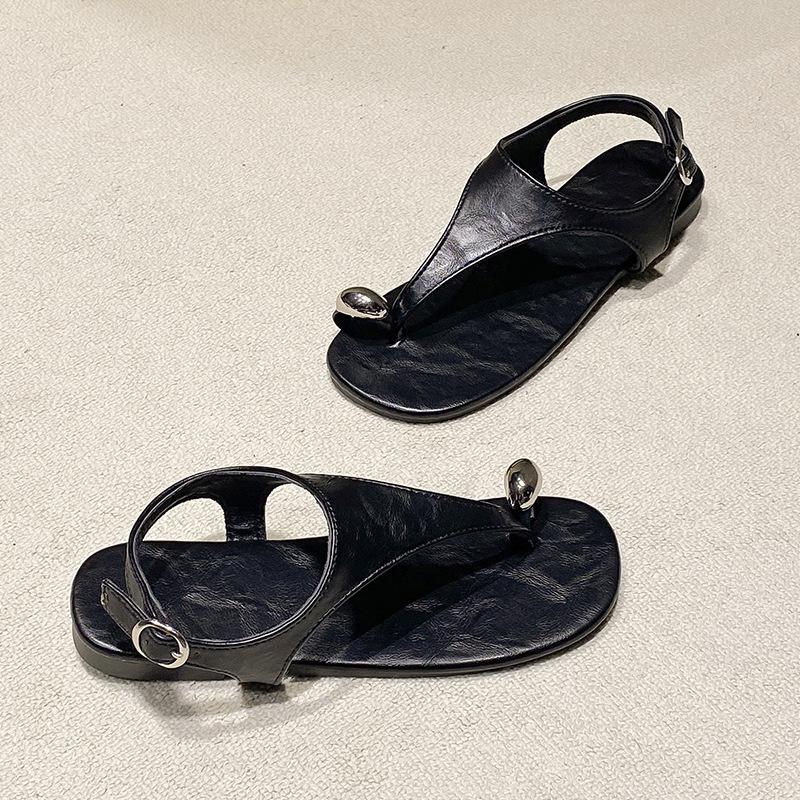 Retro flat-bottomed metal sleeve toe buckle with sandals women's 2025 summer new fashionable versatile foot-pinching cool slippers