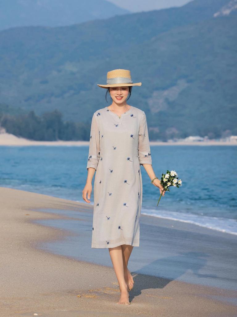 2026 Women's Retro V-neck Midi Dress - Elegant Cheongsam Style with Embroidered Three-Quarter Sleeves and Waist-Cinching Skirt