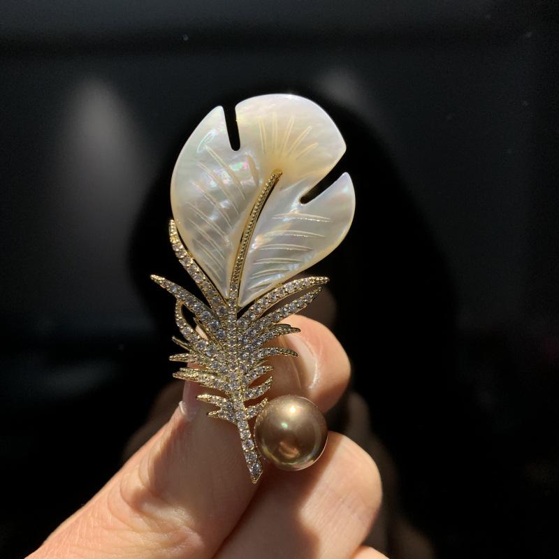 

Tian She Jewelry Изысканная брошь из ракушки и перьев с натуральным жемчугом и сертификатом