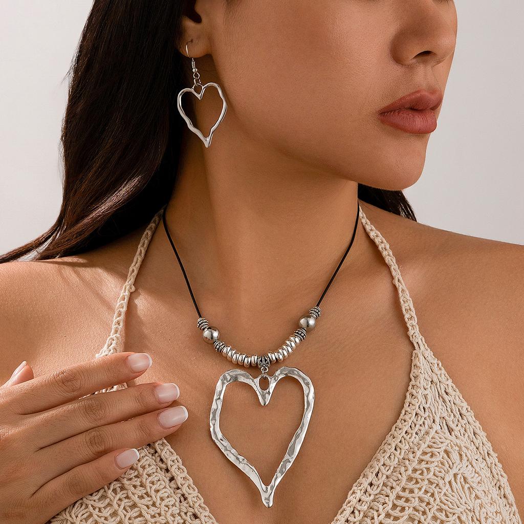 Personalized Irregular Heart-shaped Hollow Pendant Necklace Female, Simple Geometric Round Necklace, Jewelry