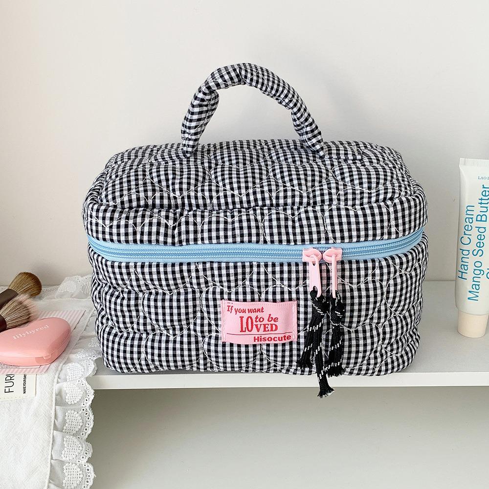 Portable Fresh Grid Makeup Bag Quilted Love Design Handheld Skincare Storage Bag Toiletries Bag Travel