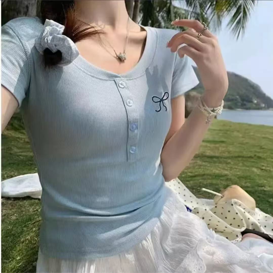 

Женская однотонная футболка с короткими рукавами, весна-лето, обтягивающая блузка с V-образным вырезом и вышитыми пуговицами, топ-пуловер S-XXL XXL светло-синий