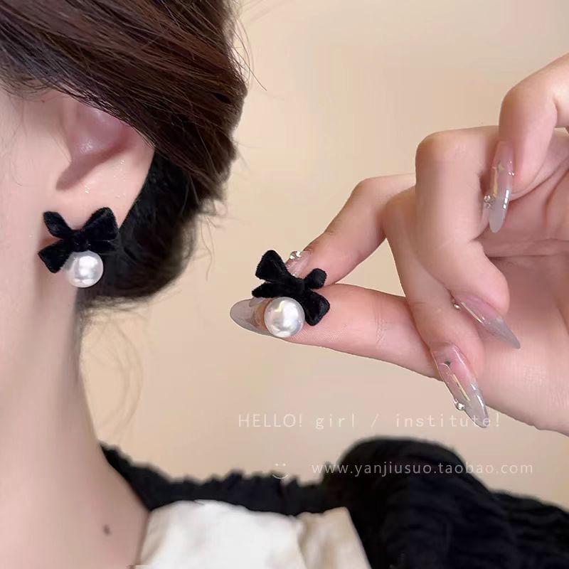 S925 Silver Needle Pearl Flower Stud Earrings - High-End Retro Jewelry for Autumn/Winter