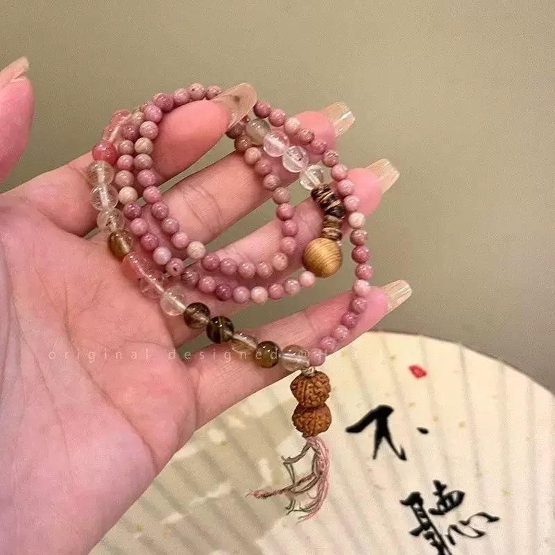 Drunk lime cat lime bracelet before the flower, cat paw holding high-value bracelet, female hand twisting finger soft bracelet.