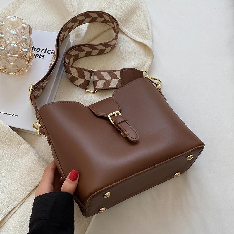 

Сумка большой вместимости женская 2025 новая осень и зима премиальная текстура сумка-ведро ретро универсальная портативная сумка-мессенджер коричневый