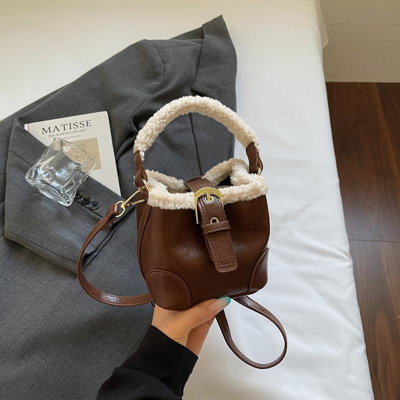 Winter new women's shoulder bag women's casual plush bag bucket bag Mao Mao portable messenger bag