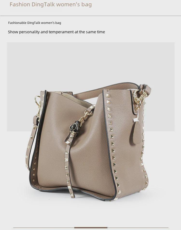 Kabelka typu bucket z pravé kůže s nýty a designem tygří hlavy