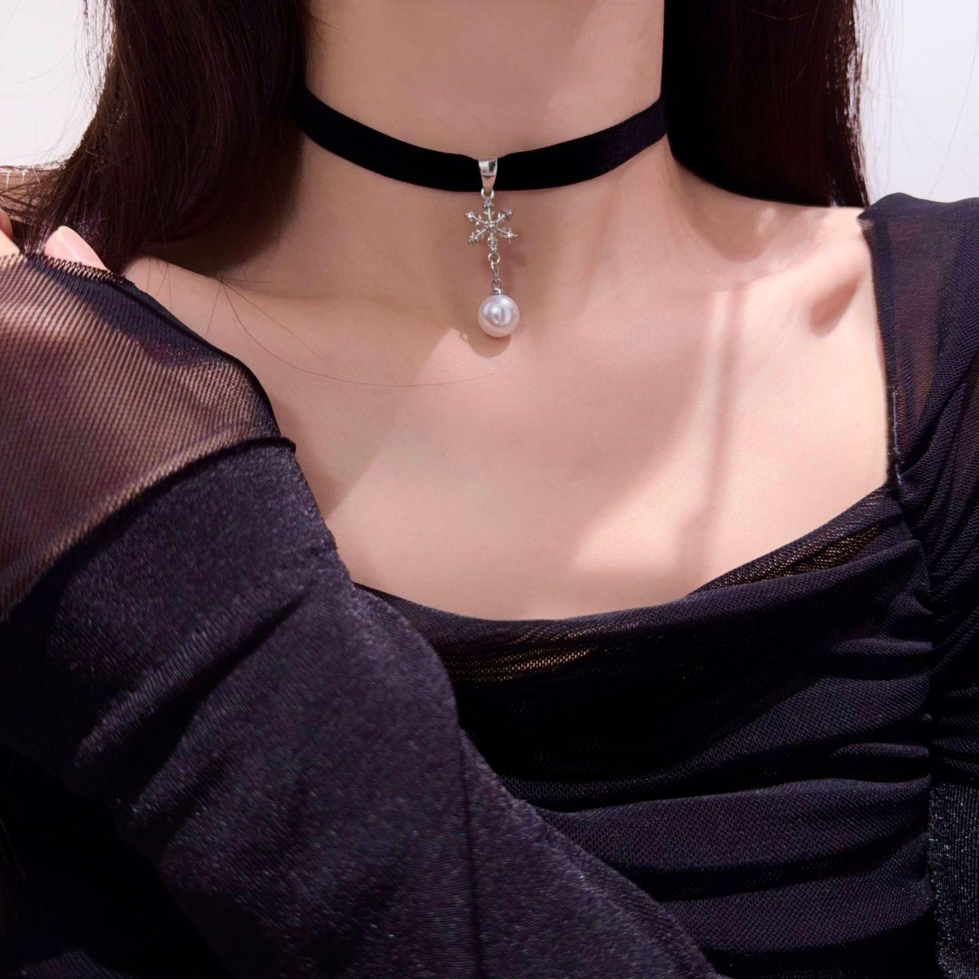 

Женское ожерелье с подвеской в виде снежинки и жемчужины с белым бархатным чокером