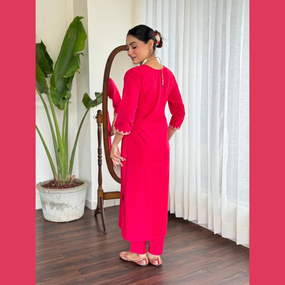 Wunderschönes rotes Seidenkleid