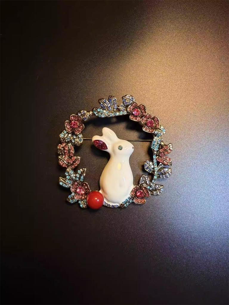 SKEDS Vintage Animal Brooch Exquisite High-end Design Rabbit Cat Dog Pin Elegant Corsage Accessory Coat Sweater Badge Gift