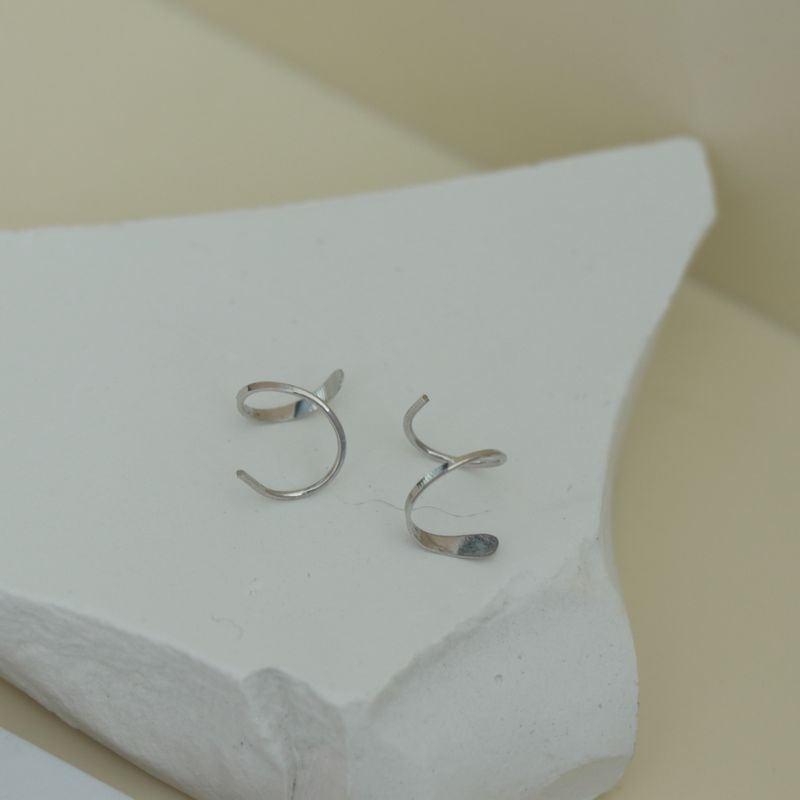 

Stin Sterling Silver Can Small Eardrops with High-Grade Geometry A pair of earrings (only one ear hole)