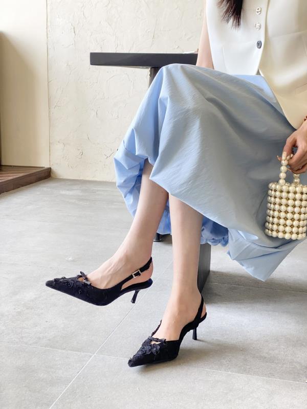 

Модная закрытая обувь 2025 Каблуки-платформа Брендовые туфли-лодочки Заостренный танкетка Последние сексуальные сандалии Повседневная мода Тонкие ремешки Бант Ретро Носок 3 см Будь 35