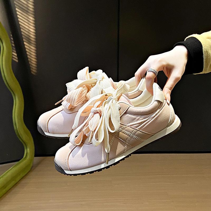2025 little white shoes women's spring new Korean version ins female students leisure sports versatile Forrest Gump shoes street shot thick sole
