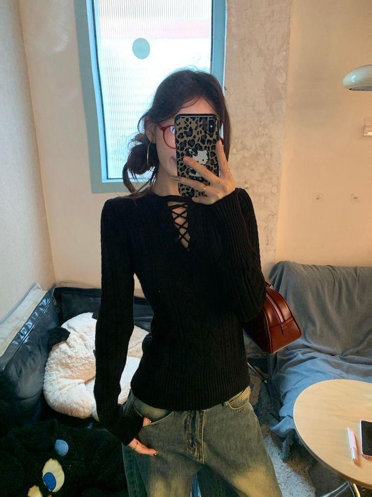 Red Sexy Hollowed-Out Long-Sleeve Knitted Sweater - Women's Retro Waist-Cinching Autumn/Winter Top