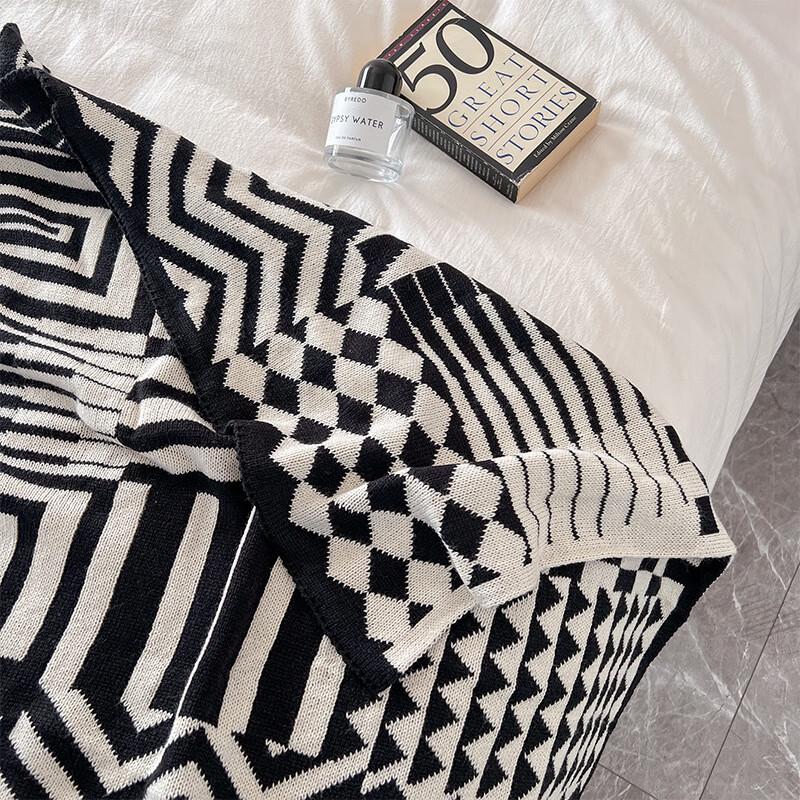 UOSU Geometric Knitted Blanket & Shawl