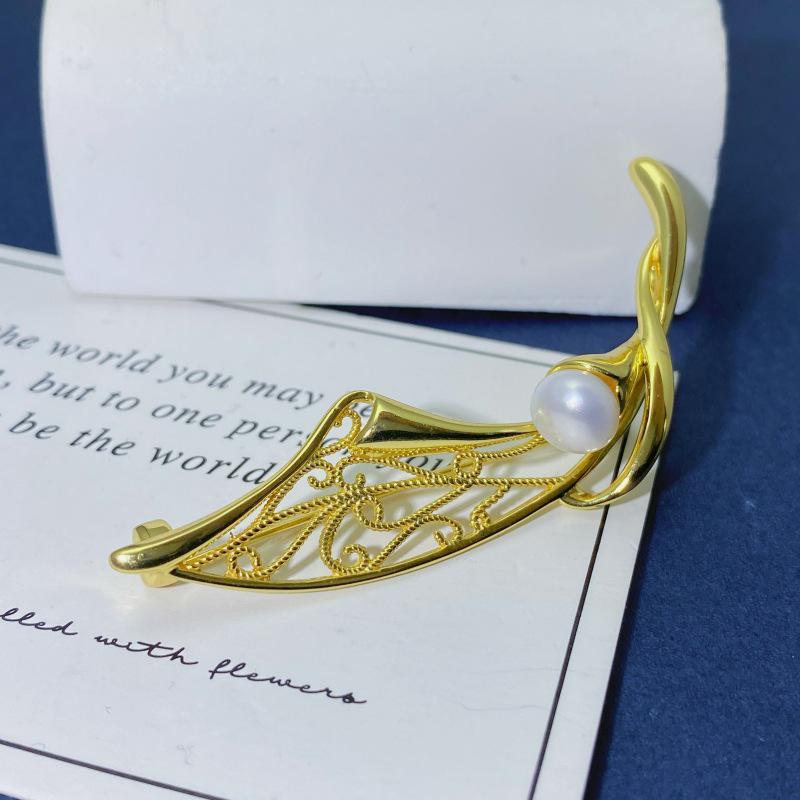 Elegante vergoldete Sterling-Silber-Perlenbrosche – Rankender Zweig mit Hohlblatt-Design