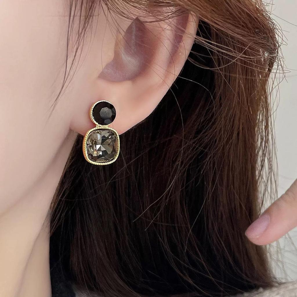 New Light Luxury Niche Crystal Sugar Cube Earrings High Sense Versatile Temperament Geometric Stud Earrings