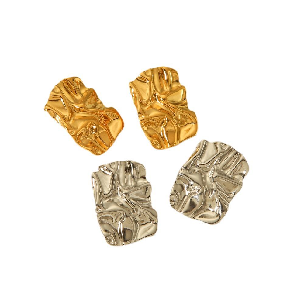 Brincos de Aço Titânio Banhados a Ouro 18K Estilo INS com Textura Martelada Plissada Lava – Design Versátil de Alta Qualidade para Mulheres.
