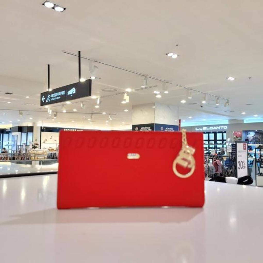 Mari eclaire highly recommended slim long wallet with ample storage space.