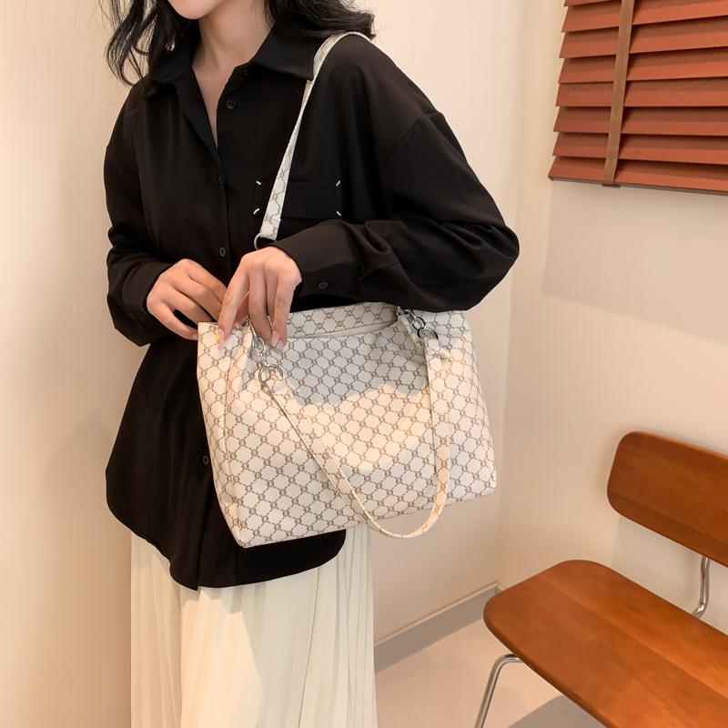 Large Capacity Bag Tote Women's Bag High-end and Fashionable Retro New Shoulder Bag New Casual Commuter Bag