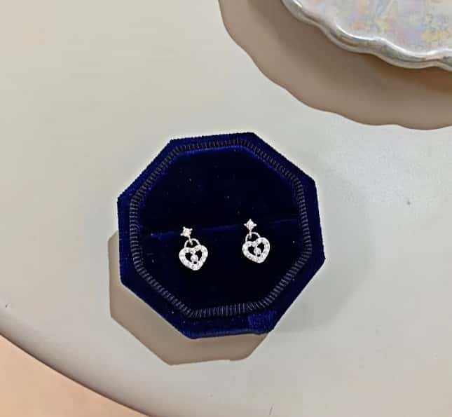 

18K Gold-Plated S925 Silver Heart Cutout Stud Earrings - Exquisite, High-End, Sweet Jewelry 925 Silver