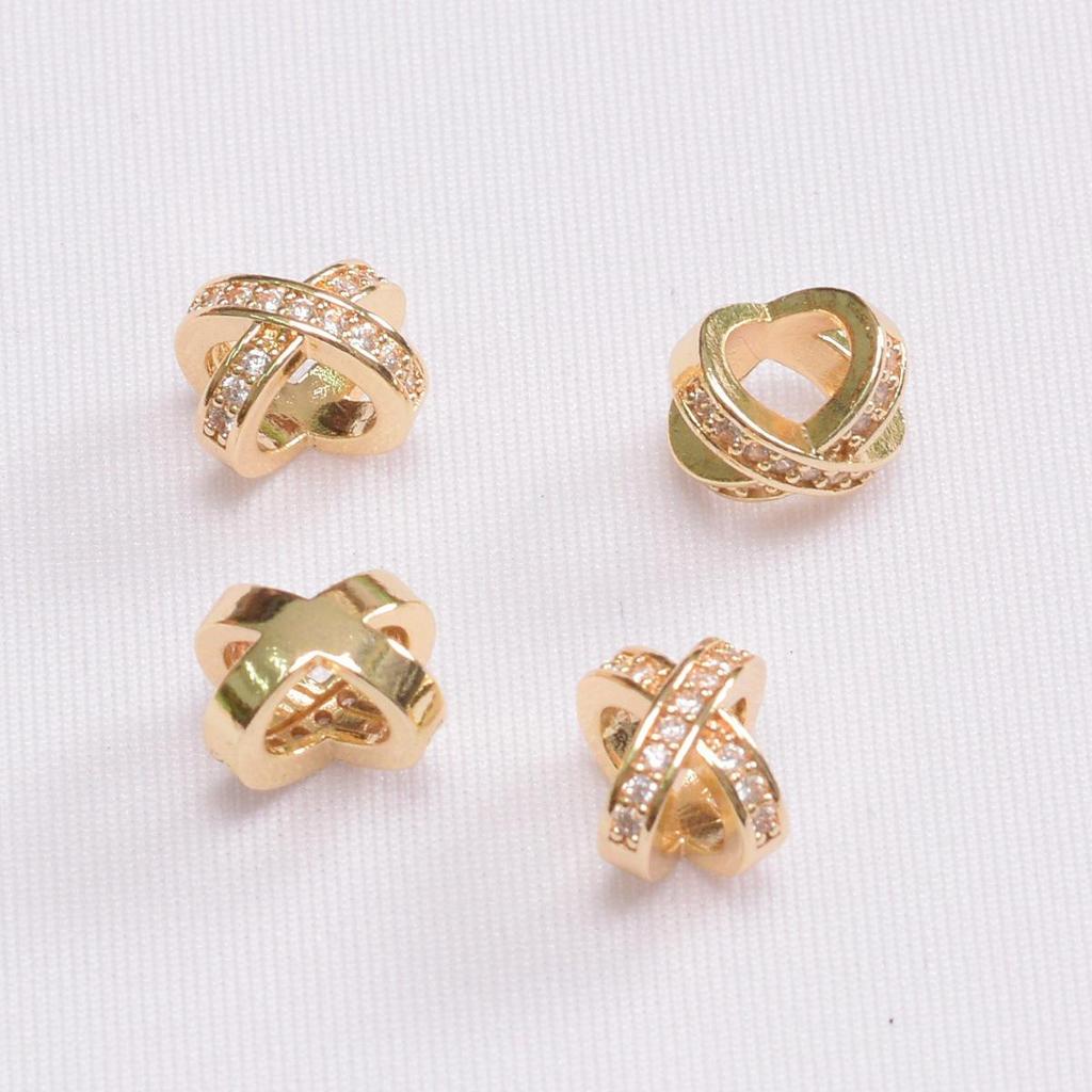 18K Gold Platinierte Farbechte Zirkon Abstandsperlen, Sich kreuzende X-förmige 3D-Accessoires für DIY-Armbänder