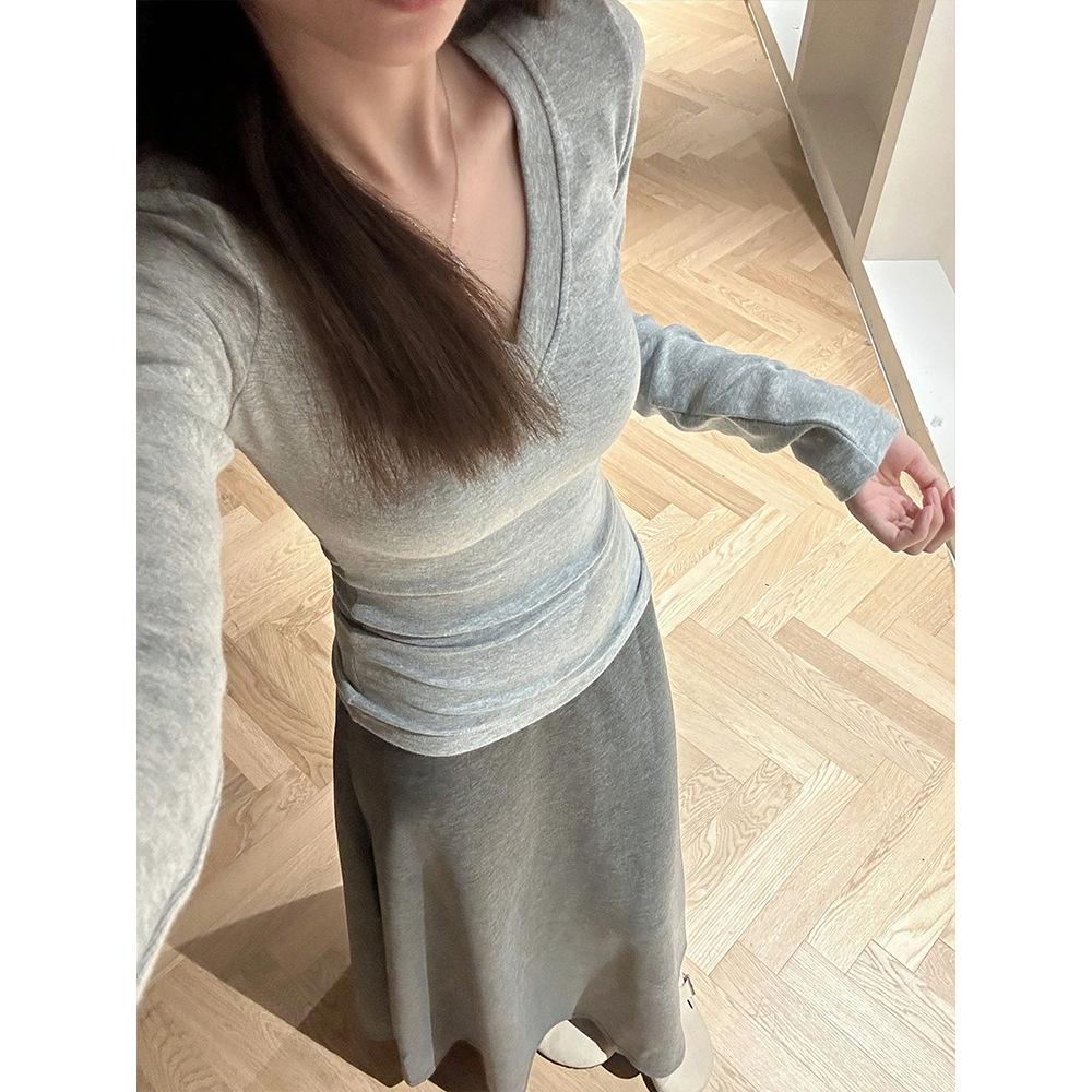 Korean Style Spicy V-neck Slimming Long Sleeve T-shirt for Women - Flattering, Age-Reducing Base Layer for Spring, Autumn, Winter.