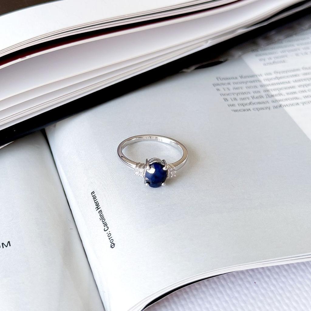Серебряное кольцо с натуральным сапфиром 1.651ct, фианитами, вес изделия 2,36 гр (2162681)