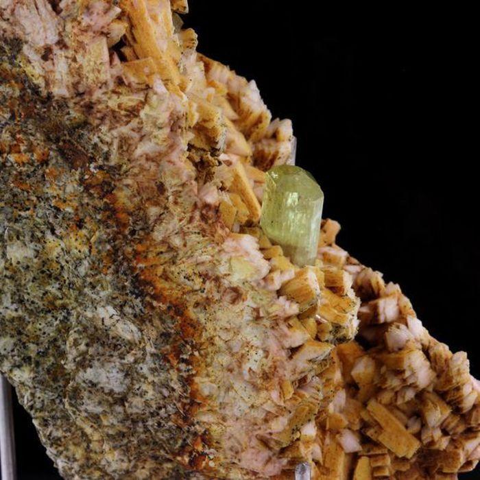 Pierres et Minéraux. Apatite + Feldspath. 599.80 ct. Agoudim, Midelt, Drâa-Tafilalet, Maroc.