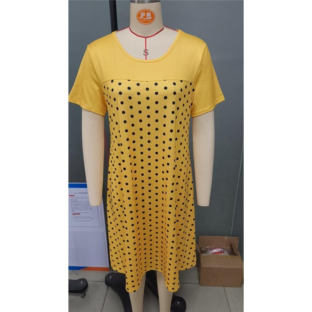 Rochie de pijama pentru femei cu mânecă scurtă, gât rotund, buline. Rochie confortabilă
