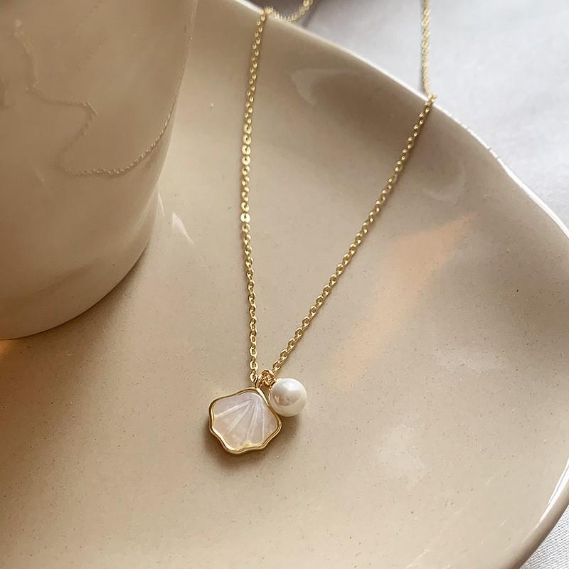 Elegant French Mother-of-Pearl Pendant Necklace - Luxurious, Fashionable, and Versatile Choker