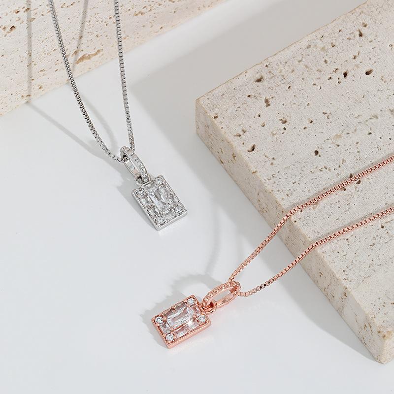 Kwadratowy naszyjnik z wisiorkiem, oryginalny design, wysmakowana prostota, prostokątny naszyjnik z pełnym diamentem w kształcie trapezu