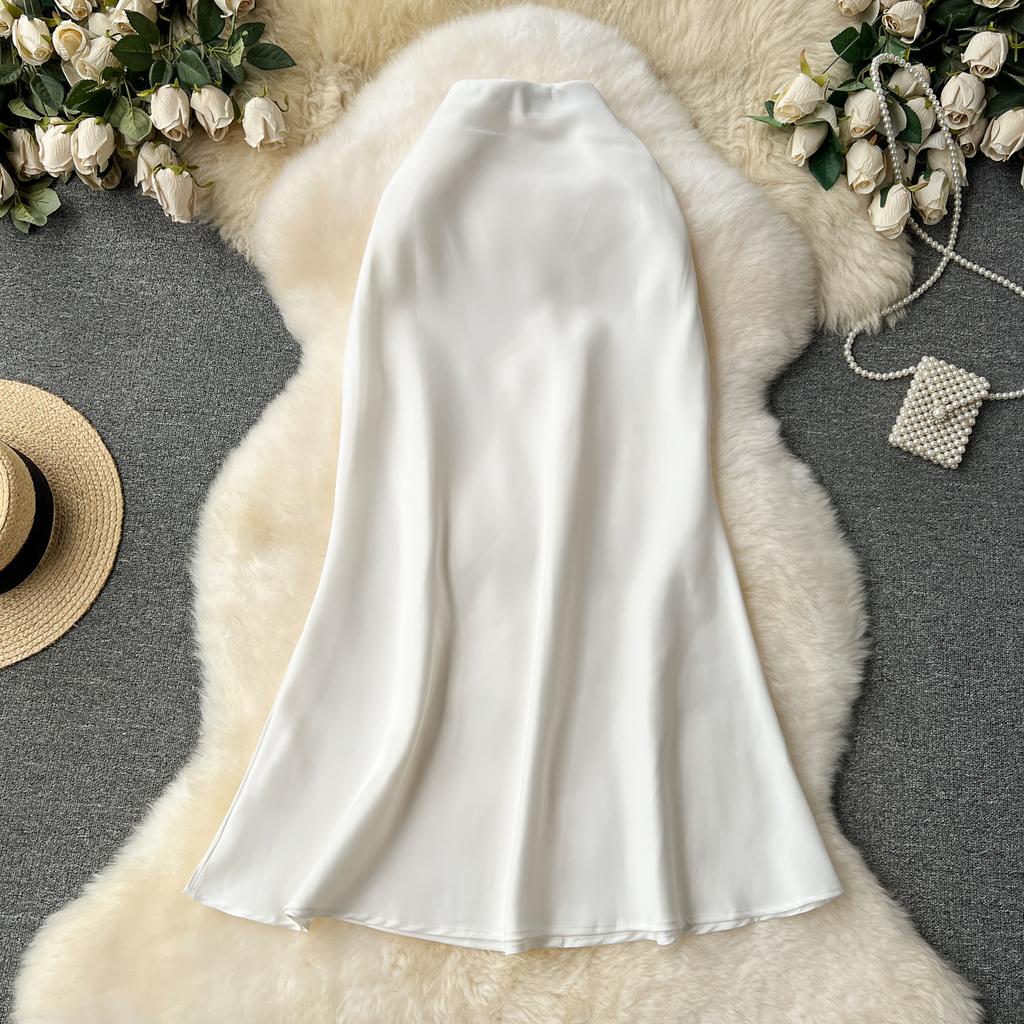 Et high-end satengskjørt for kvinner Et slankende midilengde fiskehaleskjørt