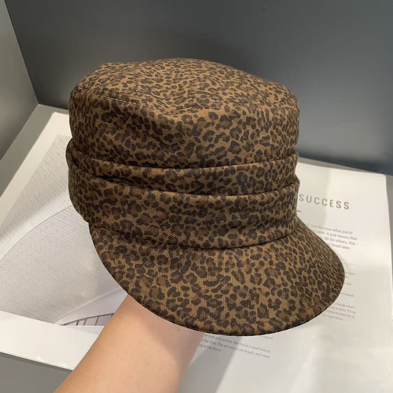 

Персонализированная шляпа для верховой езды с леопардовым принтом и цветными блоками, женская нишевая повседневная шляпа с плоским верхом, бейсболка M（56-58cm）
