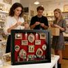 Światło LED DIY Mini Muzeum Pudełko z Sylwetką Miniaturowa Ramka na Zdjęcia Biurkowa 8 Mini Figurek Zestaw do Prezentacji Wspomnień Złote Ramki Ramka na Zdjęcia