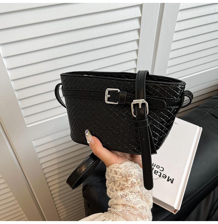 2025 New Fashion Versatile Trend Single Shoulder Small Square Hand Bag Feeling Bag Summer New Exquisite Messenger Bag