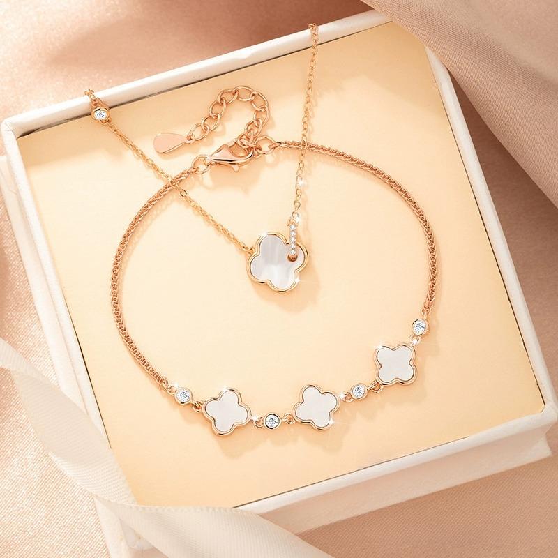 Four-leaf Clover Bracelet Girls Niche Design High-end Light Luxury Niche Exquisite Decoration Birthday Gift