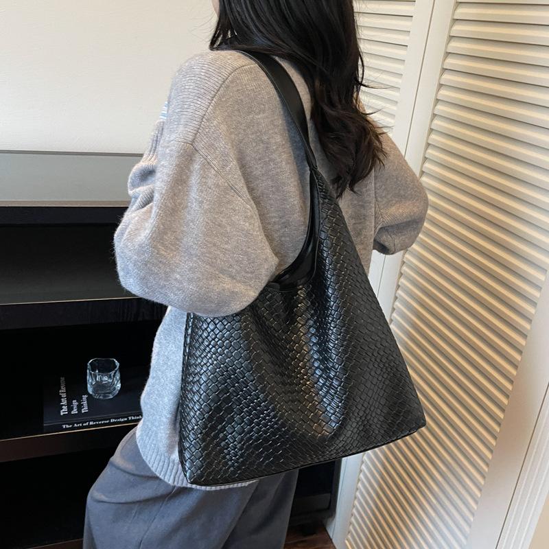 Retro bag women's large capacity 2025 new autumn and winter casual shoulder mother and child bag premium texture commuter tote bag