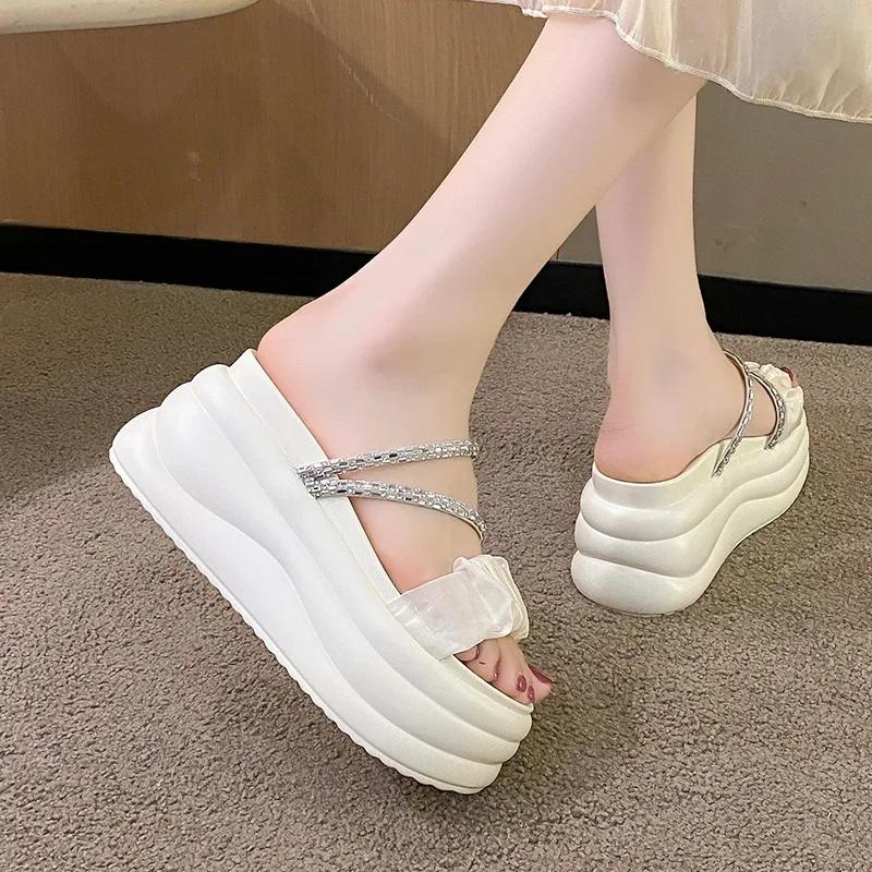 Módní 8,5 cm klínové pantofle Dámské letní třpytivé pantofle na platformě s vysokým podpatkem Dámské pantofle z měkkého želé krystalového mikrofibrového sandálu